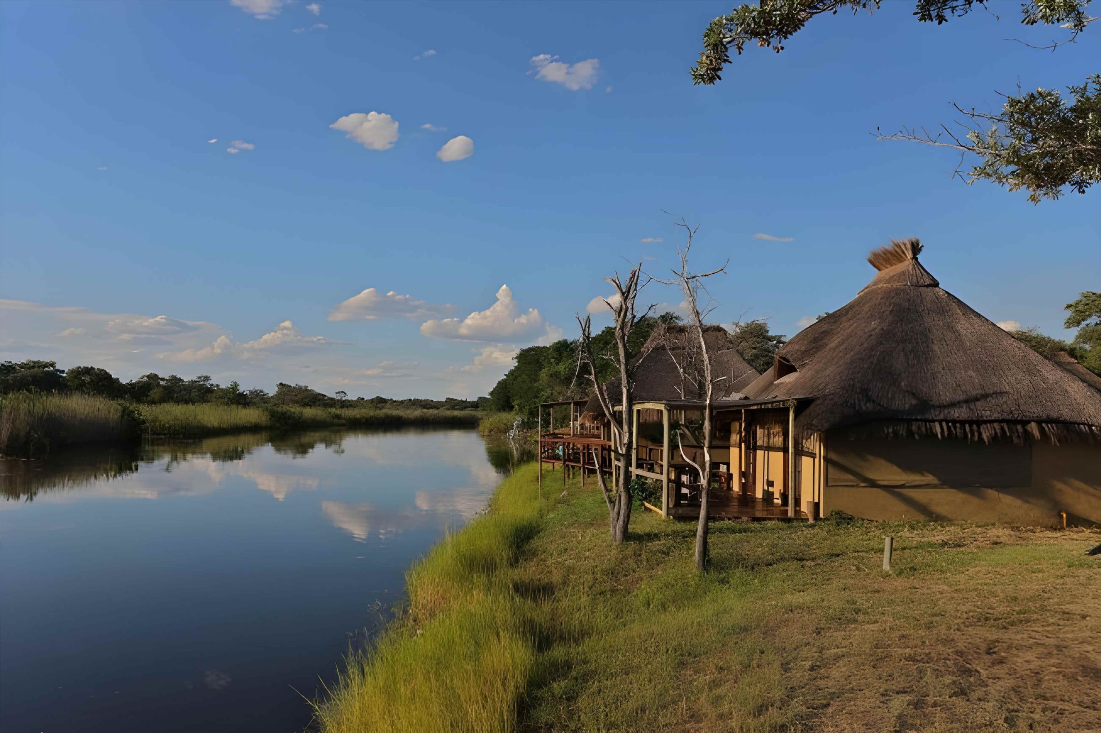 Camp Kwando - Thatched lodge by the river